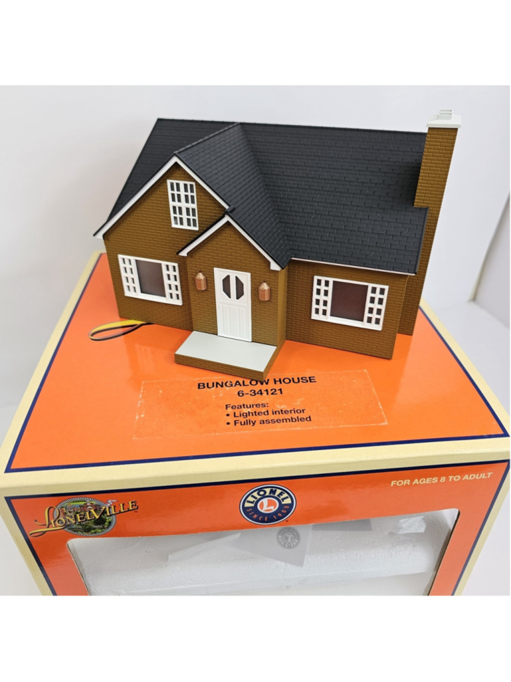 Lionel Lionelville Bungalow House 6-34121 Lighted Interior Open Box Like New